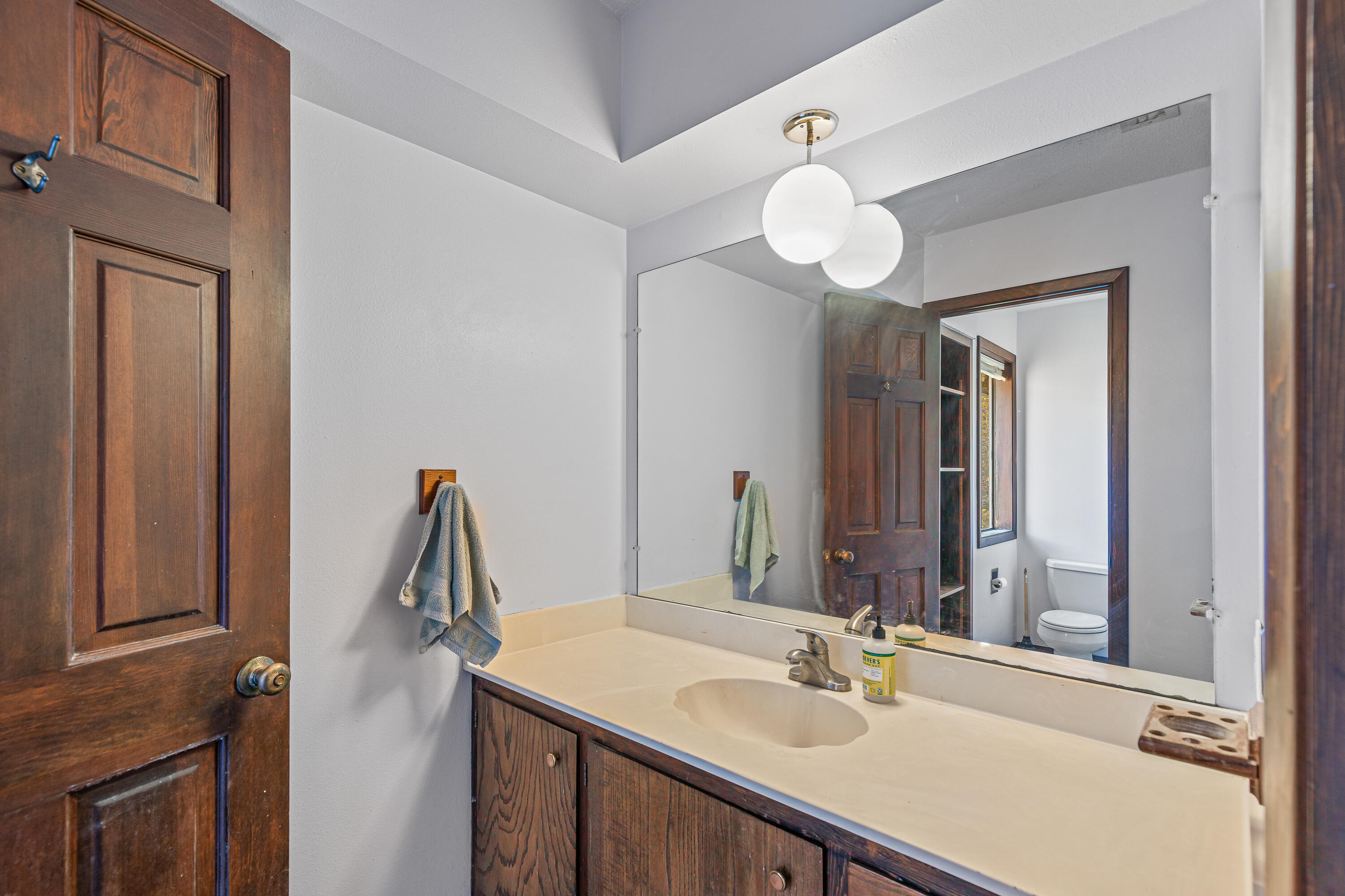 4262 Clayton Road Ashland, OR 97520 - Photo 35 of 54 Bathroom #2.