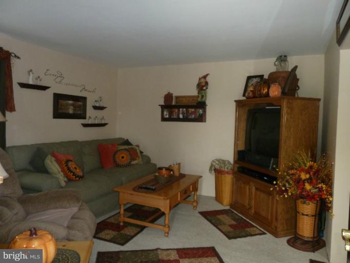 8316 Barnes Road Boonsboro, MD 21713 - Photo 6 of 15 Living Room