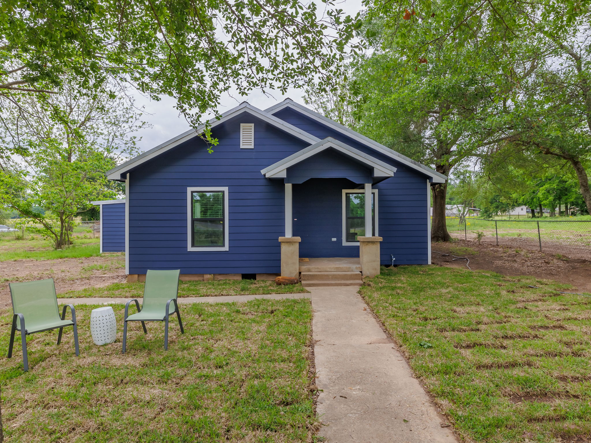 202 North Arendell Gause, TX 77857 - Photo 5 of 30 a backyard of a house with yard and outdoor seating