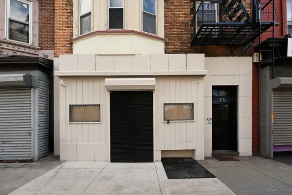 $2,000 | 186 Ocean Avenue, Jersey City, NJ 07305