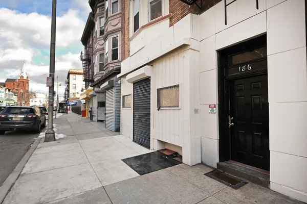 $2,000 | 186 Ocean Avenue, Jersey City, NJ 07305