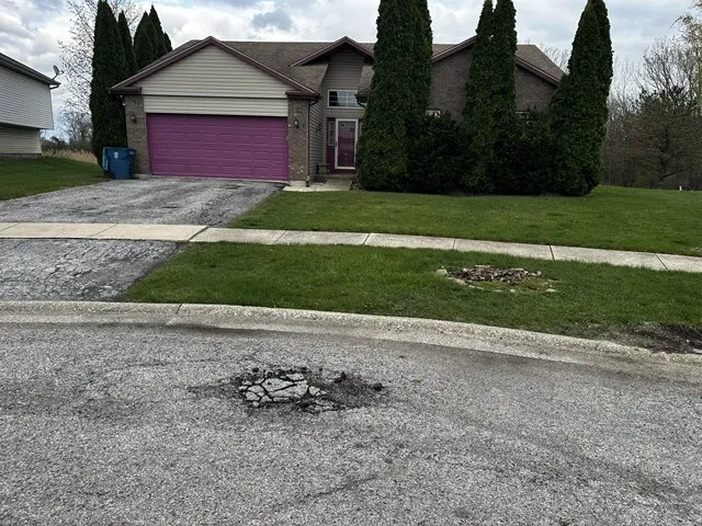 a view of a yard with a house