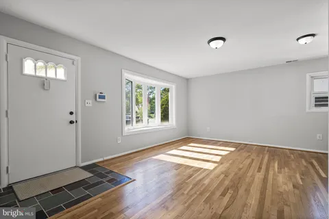 $500,000 | 909 First Street, Rockville, MD 20850