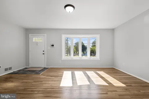 $500,000 | 909 First Street, Rockville, MD 20850