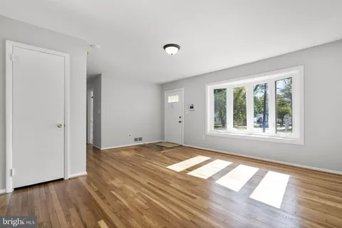 $500,000 | 909 First Street, Rockville, MD 20850