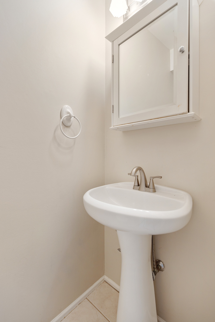 262 Inverrary Lane Deerfield, IL 60015 - Photo 14 of 26 a bathroom with a sink a mirror and vanity