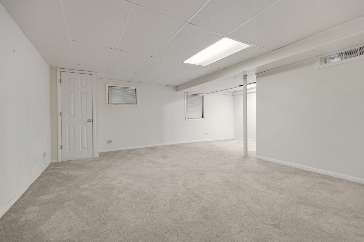 262 Inverrary Lane Deerfield, IL 60015 - Photo 20 of 26 a view of an empty room and window