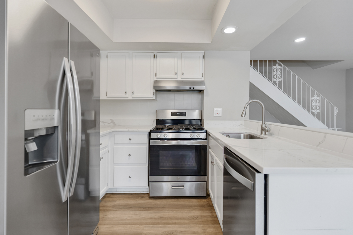 262 Inverrary Lane Deerfield, IL 60015 - Photo 9 of 26 a kitchen with a stove and a refrigerator