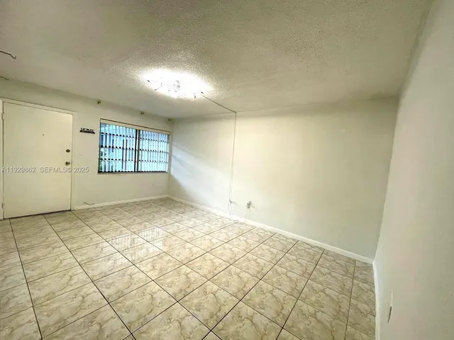 $2,000 | 1335 West 68th Street, Unit 106, Hialeah, FL 33014