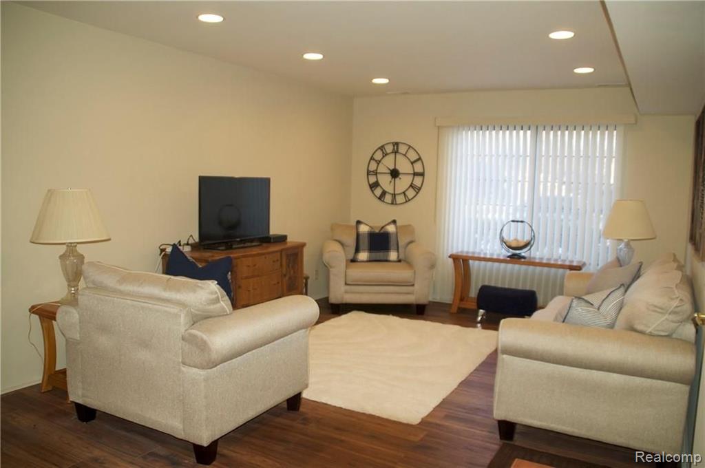 1885 Meadow Dale Court Rochester Hills, MI 48309 - Photo 2 of 22