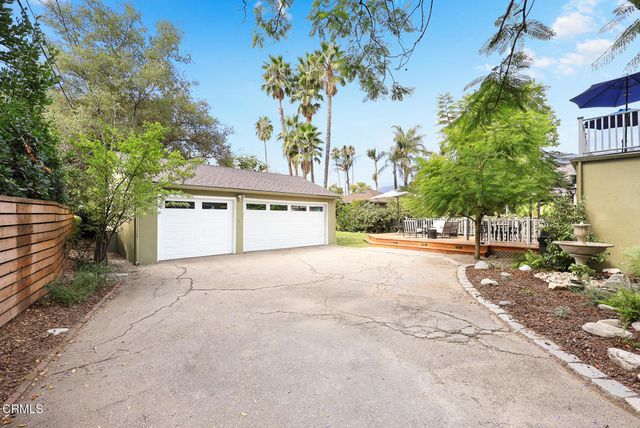 a view of a back yard