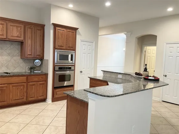 $2,800 | 6 Dragon Hill Place, The Woodlands, TX 77381