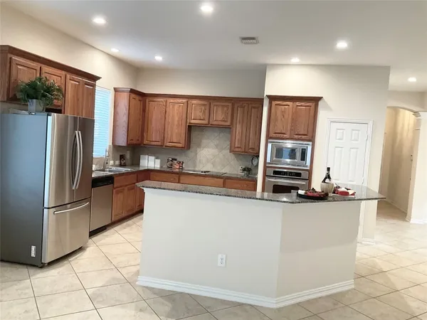 $2,800 | 6 Dragon Hill Place, The Woodlands, TX 77381