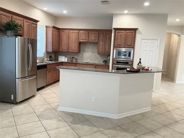 $2,800 | 6 Dragon Hill Place, The Woodlands, TX 77381