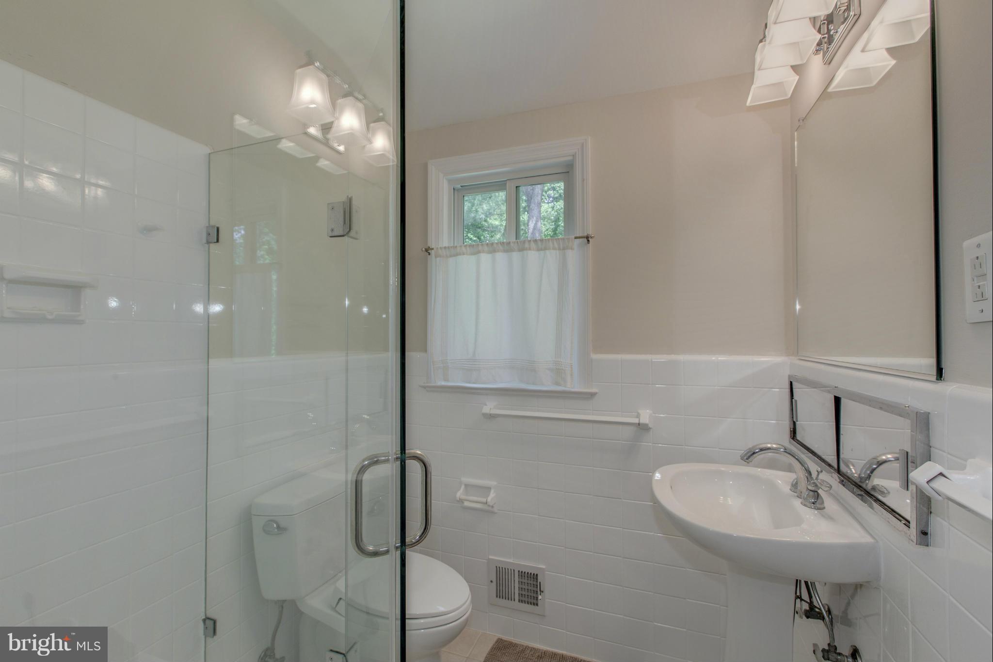 5531 Devon Road Bethesda, MD 20814 - Photo 13 of 24 Bath (Master)