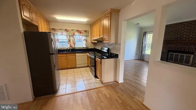 a view of empty room with window