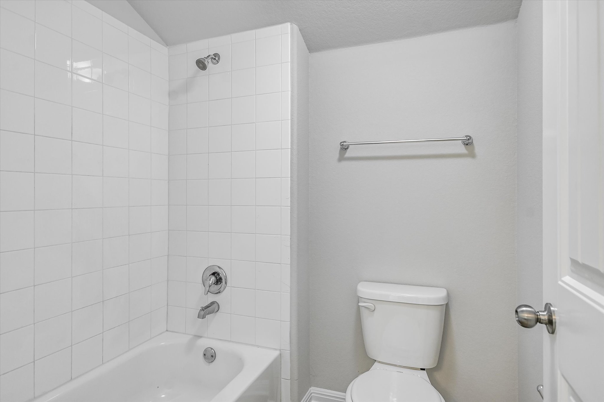 516 East Slaughter Lane, Unit 604 Austin, TX 78744 - Photo 25 of 35 a bathroom with a toilet and a bathtub