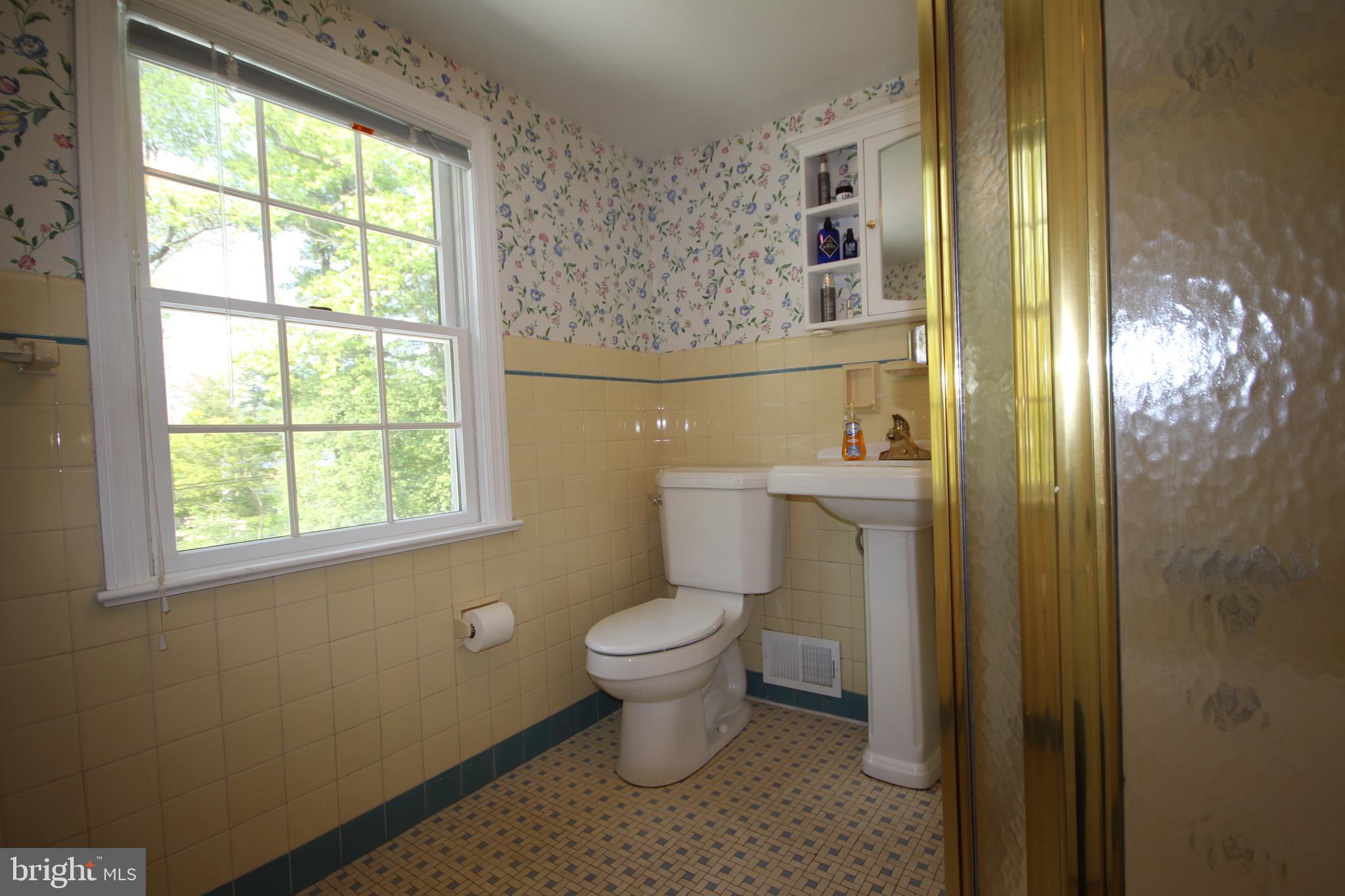 1008 Evergreen Road Yardley, PA 19067 - Photo 59 of 74 2nd level main full bathroom