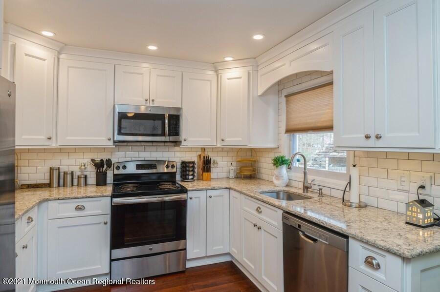 205 Stillhouse Road Millstone Township, NJ 08510 - Photo 7 of 39 07_205StillhouseRoad_177001_Kitchen_LowR