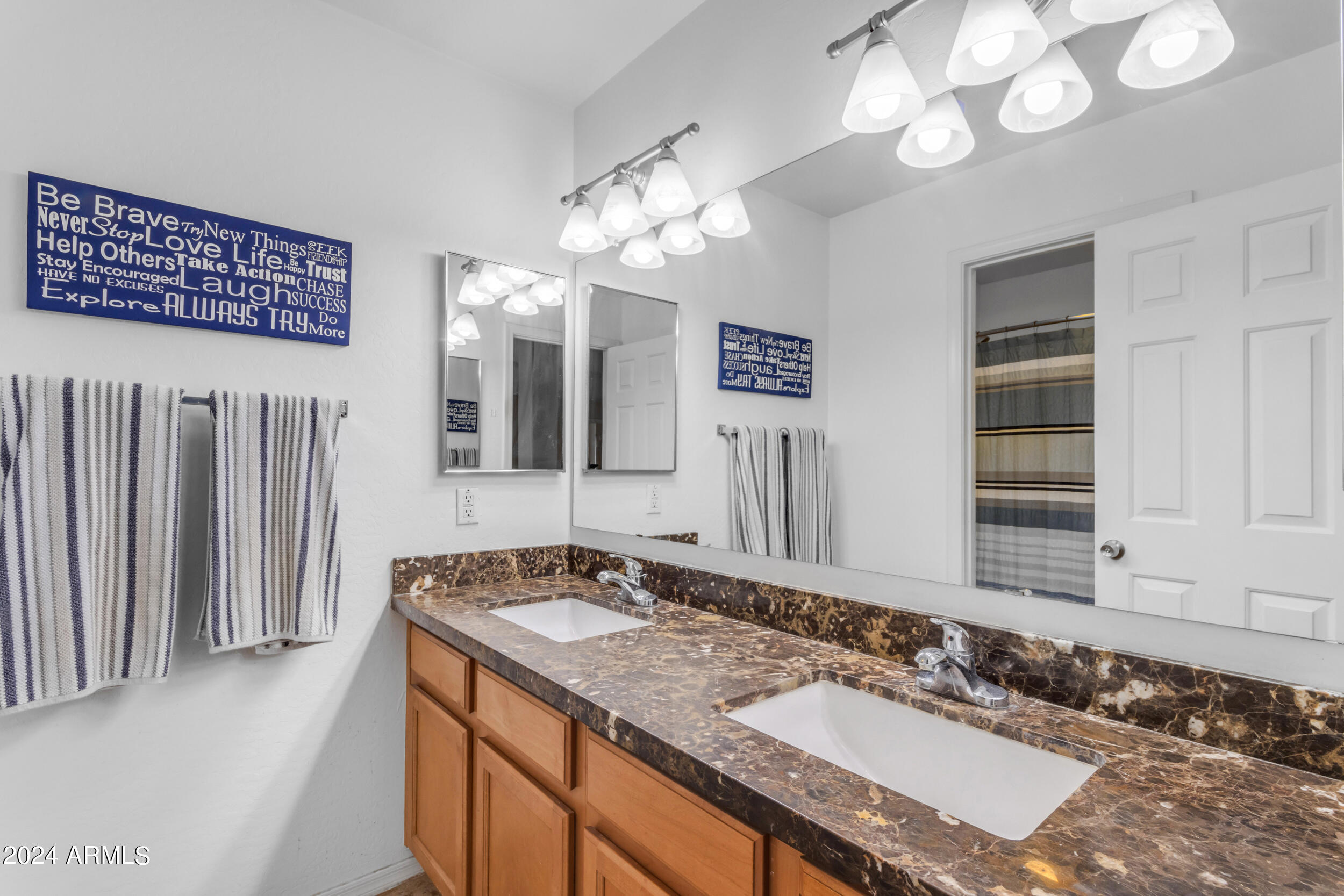 22348 North Braden Road Maricopa, AZ 85138 - Photo 28 of 32 Bathroom