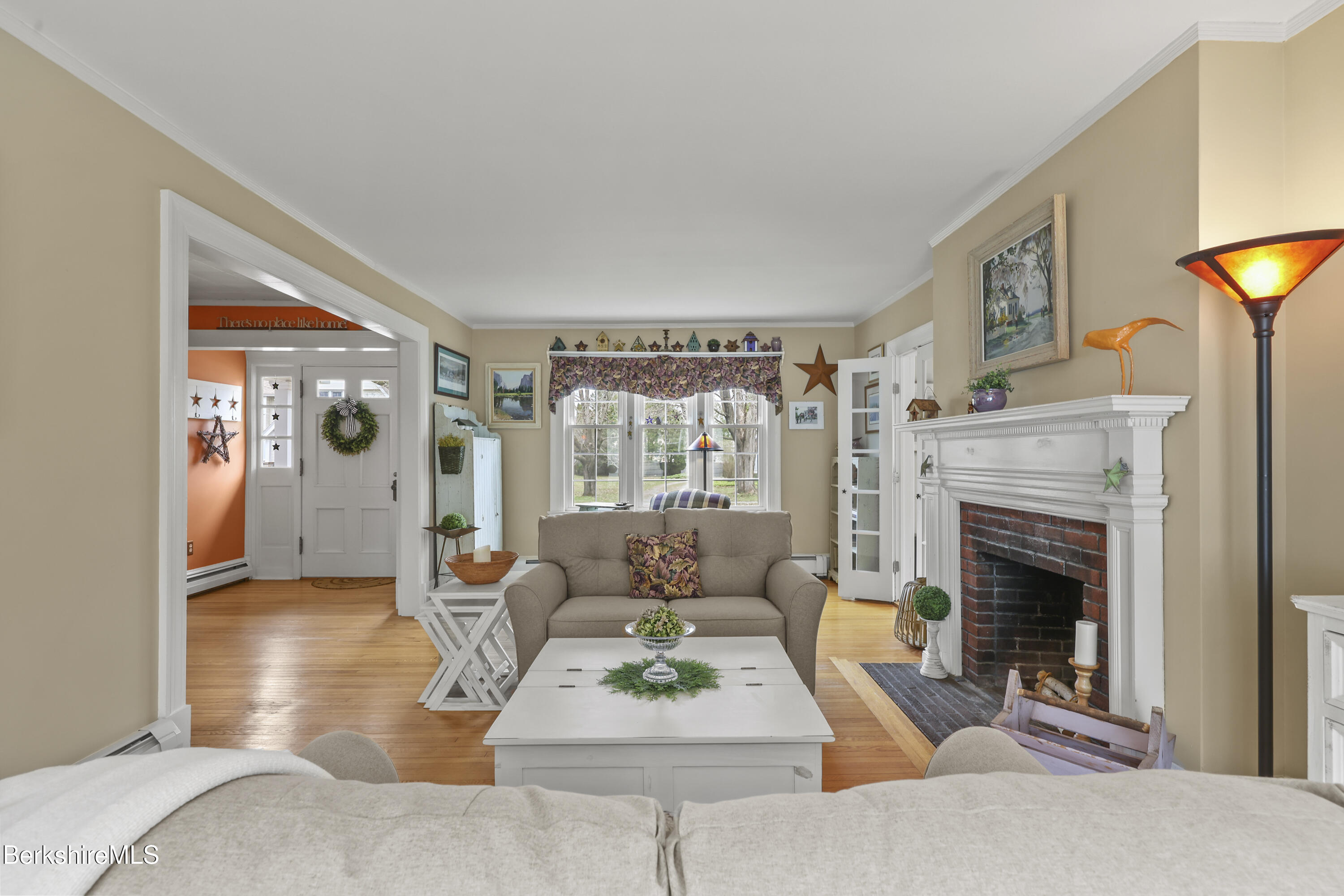 133 Pomeroy Avenue Pittsfield, MA 01201 - Photo 7 of 50 living room