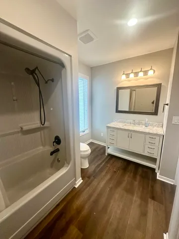 $2,300 | 720 Main Street, Unit 2, St. Joseph, MI 49085