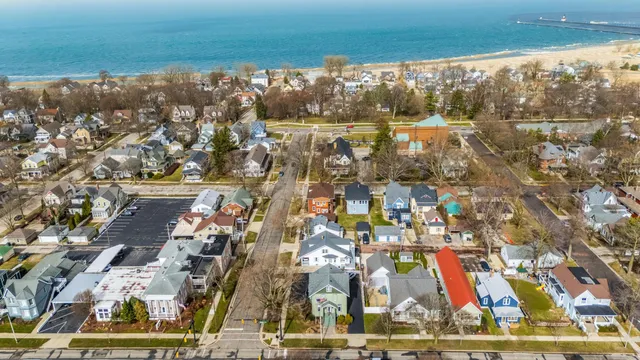 $2,300 | 720 Main Street, Unit 2, St. Joseph, MI 49085