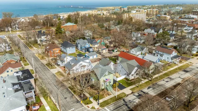 $2,300 | 720 Main Street, Unit 2, St. Joseph, MI 49085