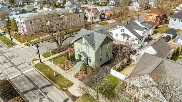 $2,300 | 720 Main Street, Unit 2, St. Joseph, MI 49085