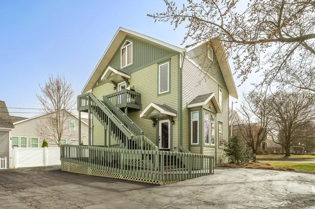 $2,300 | 720 Main Street, Unit 2, St. Joseph, MI 49085