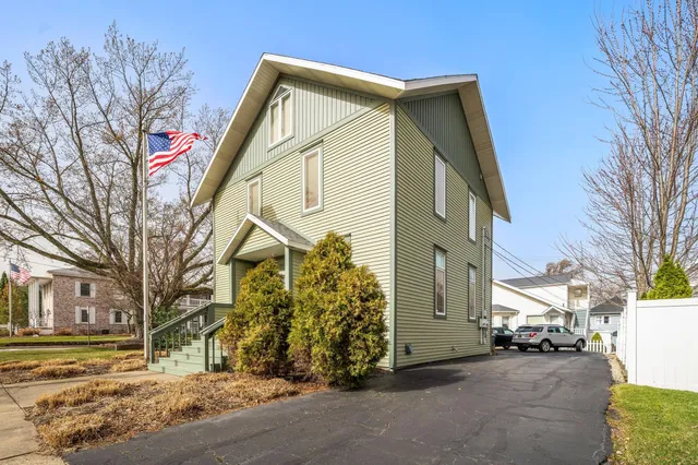 $2,300 | 720 Main Street, Unit 2, St. Joseph, MI 49085