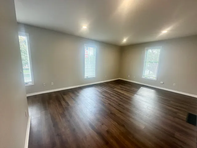 $2,300 | 720 Main Street, Unit 2, St. Joseph, MI 49085