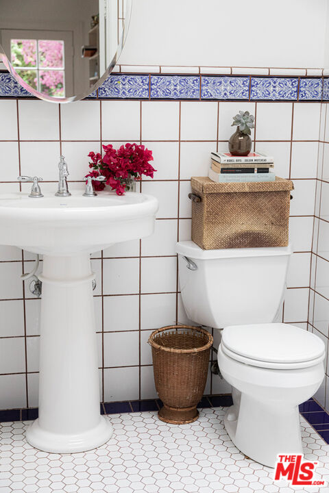 1515 Murray Circle Los Angeles, CA 90026 - Photo 11 of 40 a bathroom with a sink and mirror