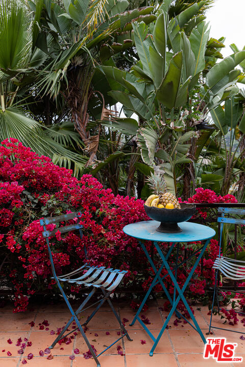1515 Murray Circle Los Angeles, CA 90026 - Photo 22 of 40 a view of a chairs and table in a tree