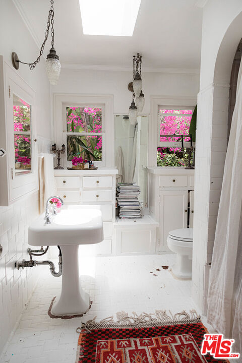 1515 Murray Circle Los Angeles, CA 90026 - Photo 27 of 40 a room with a flat screen tv and a couch