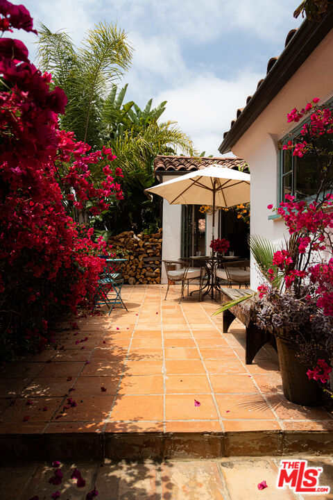 1515 Murray Circle Los Angeles, CA 90026 - Photo 30 of 40 a view of a patio with dining table and chairs and potted plants