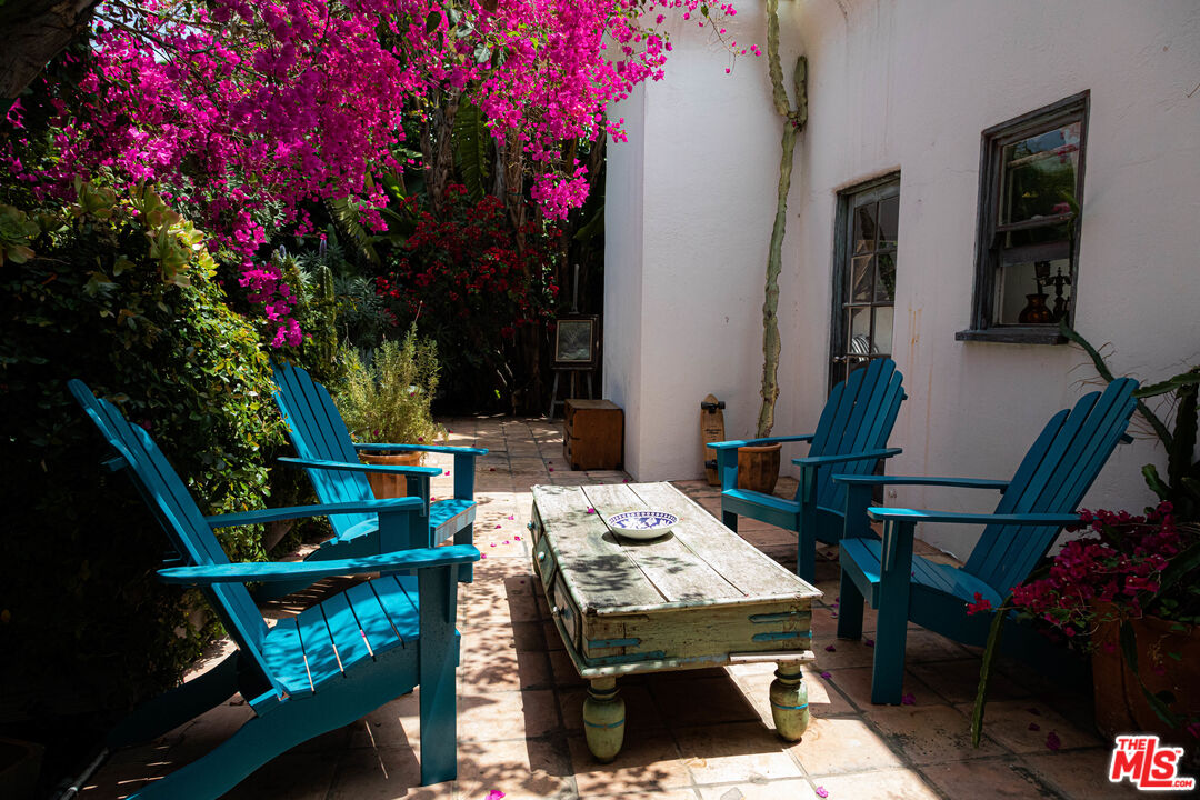 1515 Murray Circle Los Angeles, CA 90026 - Photo 31 of 40 a view of a dinning tables and chairs in a patio