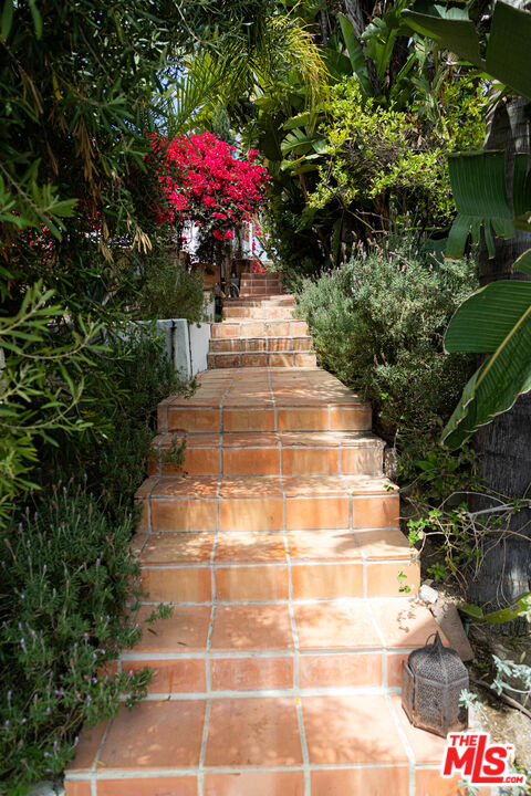 1515 Murray Circle Los Angeles, CA 90026 - Photo 37 of 40 a view of entryway with flower pots