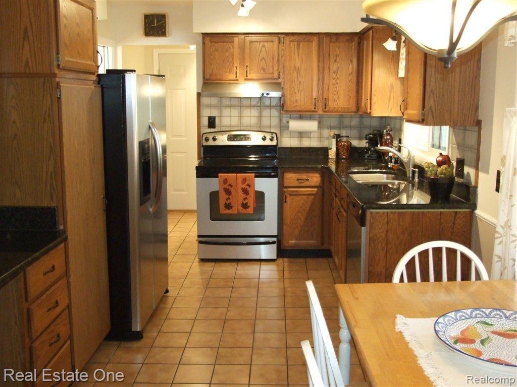 28534 Westerleigh Road Farmington, MI 48334 - Photo 6 of 25 Kitchen