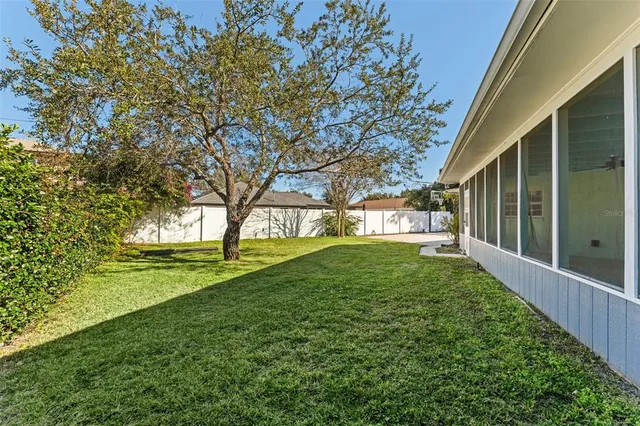 a view of yard with green space
