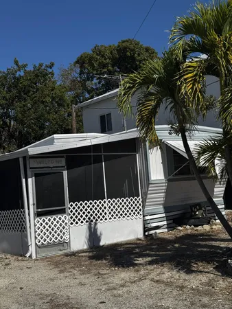 a side view of a parking space