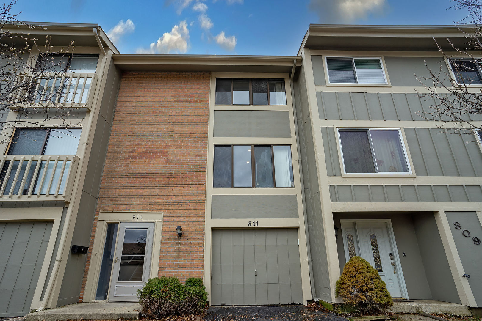 811 Shawnee Trail, Unit 811 Roselle, IL 60172 - Photo 1 of 18 a front view of a house