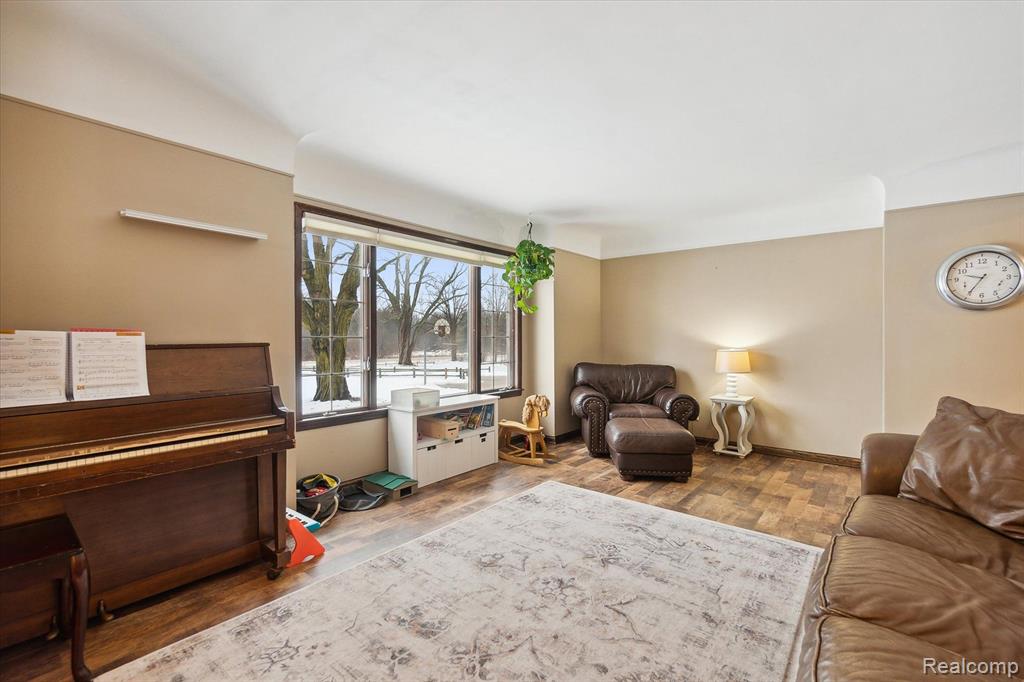 10833 Hibner Road Hartland, MI 48353 - Photo 8 of 47