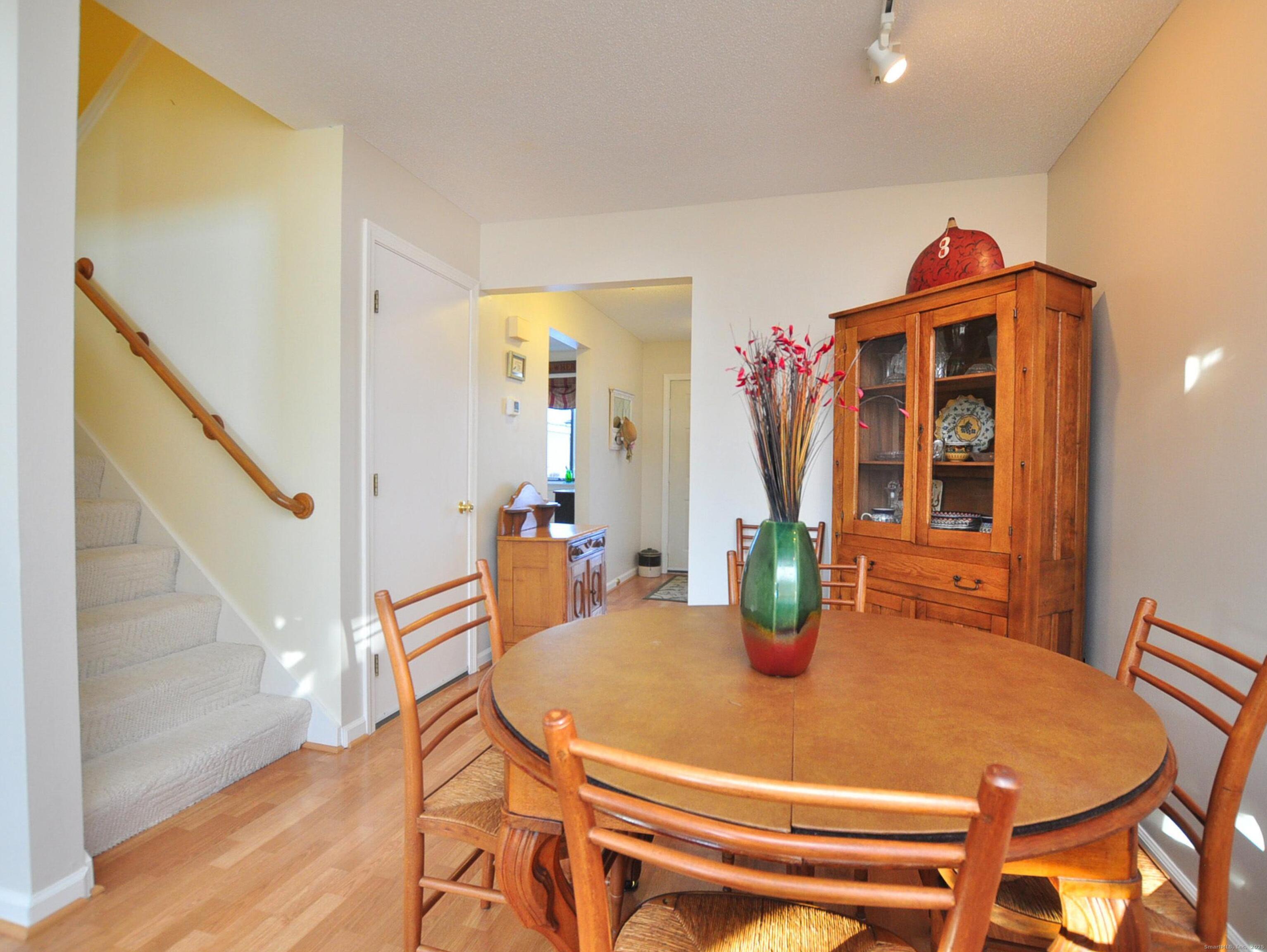 81 Silo Way, Unit 81 Bloomfield, CT 06002 - Photo 12 of 37 a dining room with table and chairs