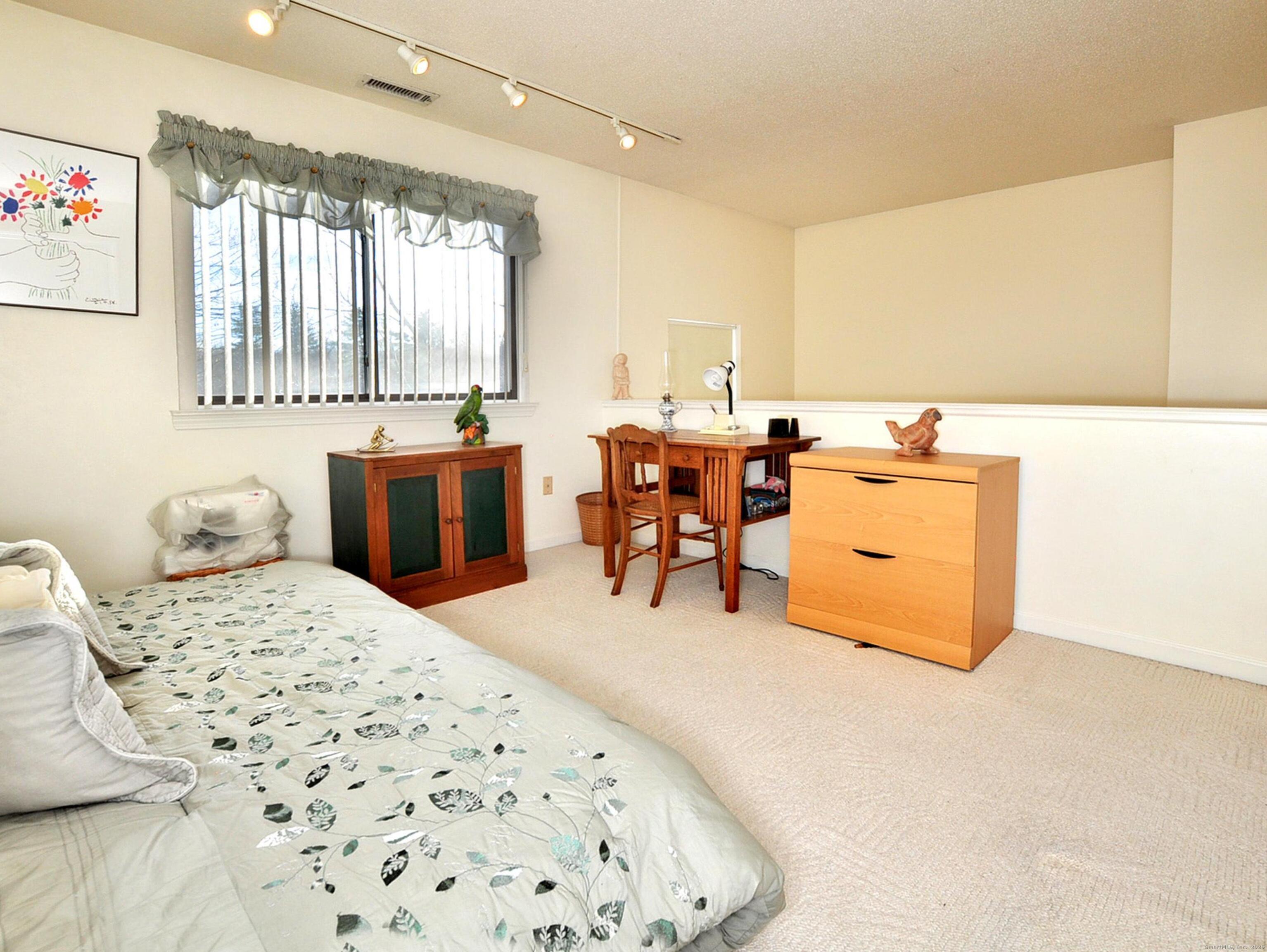 81 Silo Way, Unit 81 Bloomfield, CT 06002 - Photo 22 of 37 a very nice looking bedroom with a large window