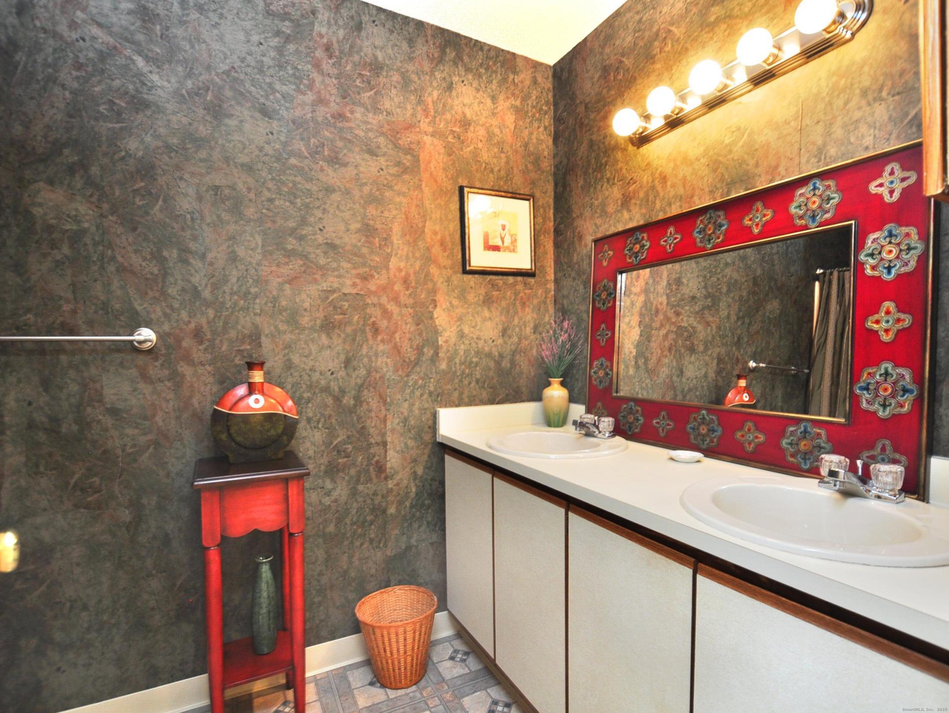 81 Silo Way, Unit 81 Bloomfield, CT 06002 - Photo 27 of 37 a bathroom with a sink and a mirror