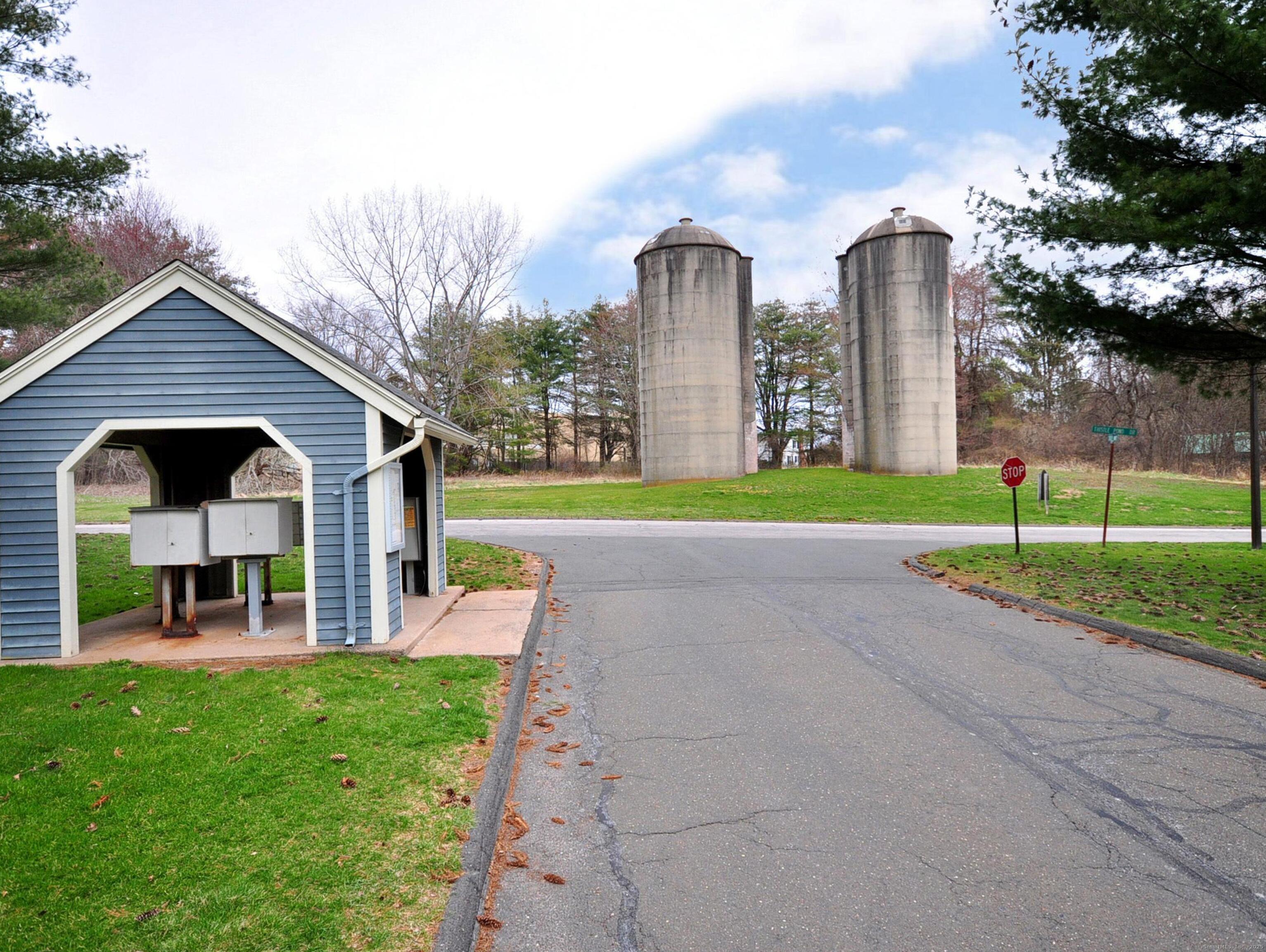 81 Silo Way, Unit 81 Bloomfield, CT 06002 - Photo 33 of 37 a front view of a house with garden and trees