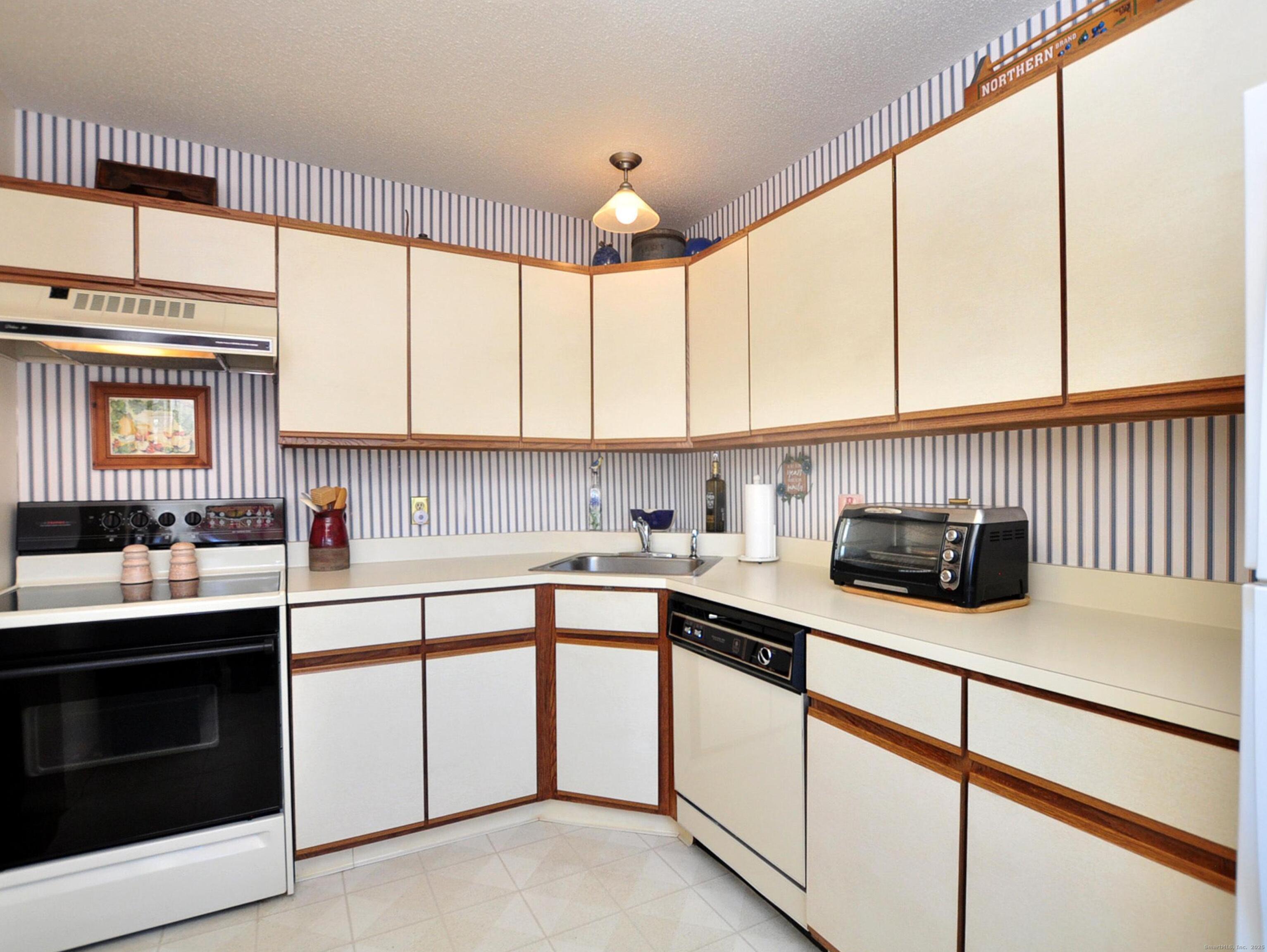 81 Silo Way, Unit 81 Bloomfield, CT 06002 - Photo 7 of 37 a kitchen with stainless steel appliances granite countertop a sink a stove and cabinets