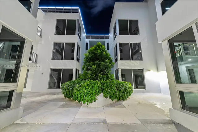 a view of lobby with livingroom