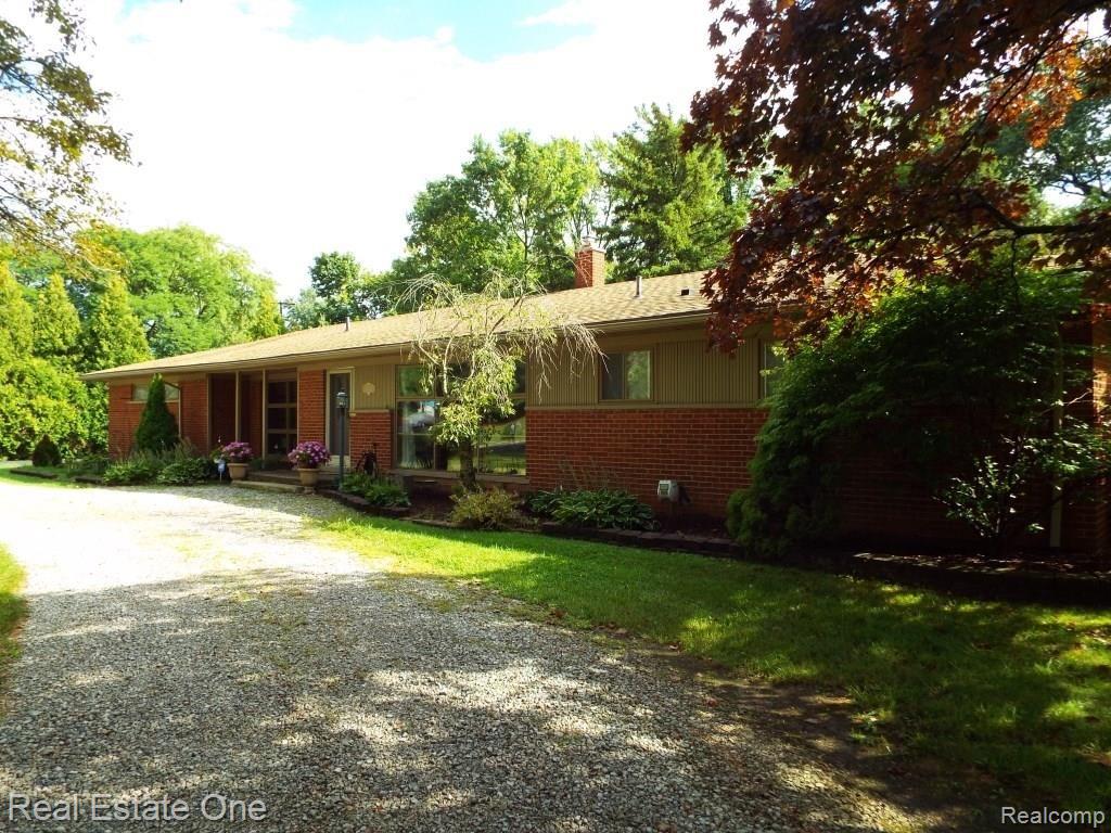 33265 Raphael Road Farmington, MI 48336 - Photo 2 of 37 front right.JPG